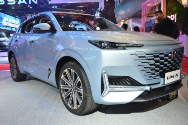 PASAY, PH - APR. 15 Nisan 2023 'te Manila Uluslararası Otomobil Fuarı' nda Changan otomobil üniforması. Manila International Auto Show, Filipinler 'de düzenlenen yıllık otomobil fuarıdır..