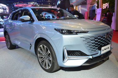 PASAY, PH - APR. 15 Nisan 2023 'te Manila Uluslararası Otomobil Fuarı' nda Changan otomobil üniforması. Manila International Auto Show, Filipinler 'de düzenlenen yıllık otomobil fuarıdır..