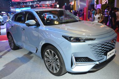PASAY, PH - APR. 15 Nisan 2023 'te Manila Uluslararası Otomobil Fuarı' nda Changan otomobil üniforması. Manila International Auto Show, Filipinler 'de düzenlenen yıllık otomobil fuarıdır..