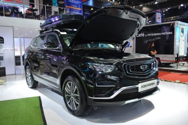 PASAY, PH - APR. 15 - Geely Azkarra 15 Nisan 2023 tarihinde Manila Uluslararası Otomobil Fuarı 'nda Pasay, Filipinler' de. Manila International Auto Show, Filipinler 'de düzenlenen yıllık otomobil fuarıdır..