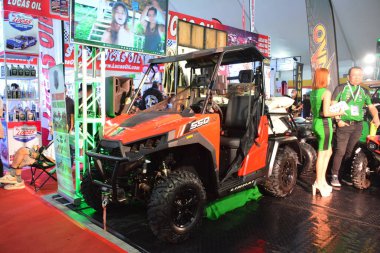 PASAY, PH - APR. 15 - 15 Nisan 2023 'te Filipinler, Pasay' da Manila Uluslararası Otomobil Fuarı 'nda tüm arazi araçları görüntülendi. Manila International Auto Show, Filipinler 'de düzenlenen yıllık otomobil fuarıdır..