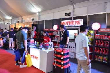 PASAY, PH - APR. 15 - 15 Nisan 2023 tarihinde Filipinler, Pasay 'da Manila Uluslararası Otomobil Fuarı' nda anneler standı. Manila International Auto Show, Filipinler 'de düzenlenen yıllık otomobil fuarıdır..