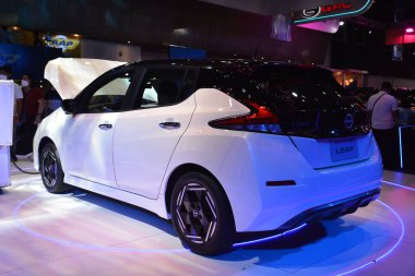 PASAY, PH - APR. 15 - Nissan yaprağı Manila Uluslararası Otomobil Fuarı 'nda 15 Nisan 2023 tarihinde Pasay, Filipinler' de. Manila International Auto Show, Filipinler 'de düzenlenen yıllık otomobil fuarıdır..
