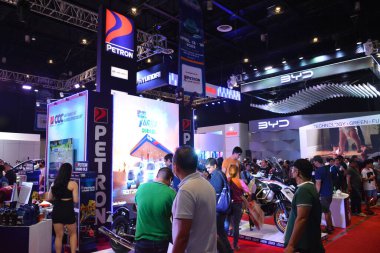PASAY, PH - APR. 15 - 15 Nisan 2023 tarihinde Manila Uluslararası Otomobil Fuarı 'nda Petron standı, Pasay, Filipinler. Manila International Auto Show, Filipinler 'de düzenlenen yıllık otomobil fuarıdır..