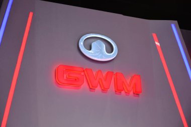 PASAY, PH - APR. 15 Nisan 2023 'te Filipinler, Pasay' da Manila Uluslararası Otomobil Fuarı 'nda GMW standı tabelası. Manila International Auto Show, Filipinler 'de düzenlenen yıllık otomobil fuarıdır..