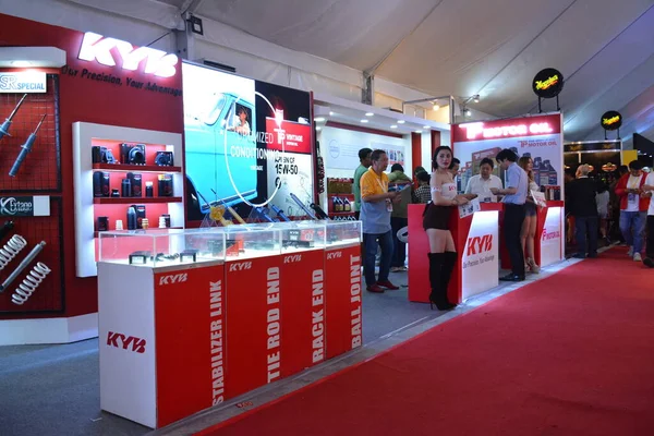 PASAY, PH - APR. 15 Nisan 2023 'te Filipinler' in Pasay kentinde Manila Uluslararası Otomobil Fuarı 'nda Kyb standı. Manila International Auto Show, Filipinler 'de düzenlenen yıllık otomobil fuarıdır..