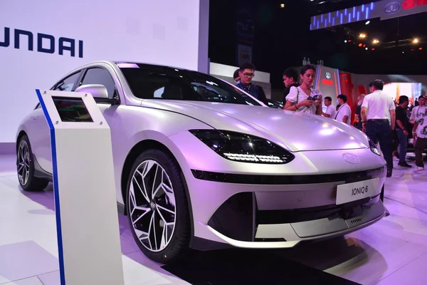 PASAY, PH - APR. 15 - 15 Nisan 2023 tarihinde Manila Uluslararası Otomobil Fuarı 'nda Hyundai Ioniq 6, Pasay, Filipinler. Manila International Auto Show, Filipinler 'de düzenlenen yıllık otomobil fuarıdır..