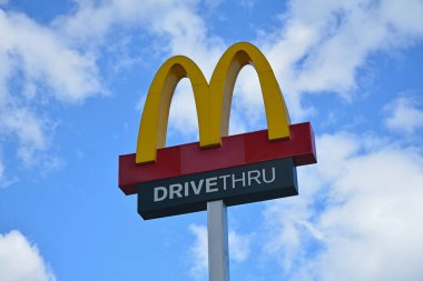 PASIG, PH - APR 29 - 29 Nisan 2023 tarihinde Arcovia şehrinde McDonalds tabelası. McDonalds dünyanın önde gelen fast food zincirlerinden biri..