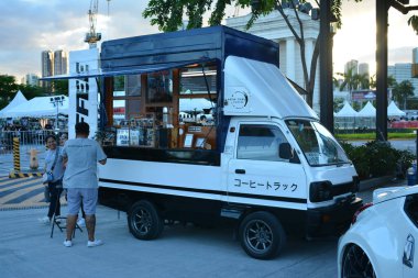 PASIG, PH - APR. 29 Nisan 2023 'te Filipinler, Pasig' de Nissan Festivali 'nde Suzuki Kei kahve minibüsü. Nissan Festivali, Filipinler 'de düzenlenen bir otomobil etkinliği..