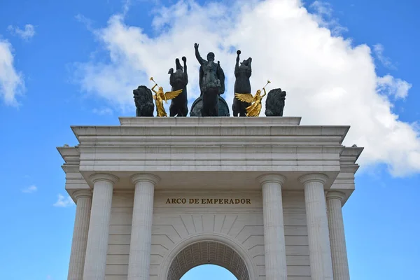 Pasig Apr 2023年4月29日にフィリピンのパジグでアルコビア市のアルコ エンペラドール記念碑 アルコビア市は フィリピンのメガワールド社による複合用途開発です — ストック写真
