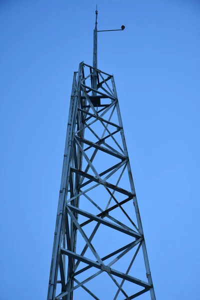 Ψηλός Και Σταθερός Πύργος Επικοινωνιών Μεταλλικών Κατασκευών — Φωτογραφία Αρχείου