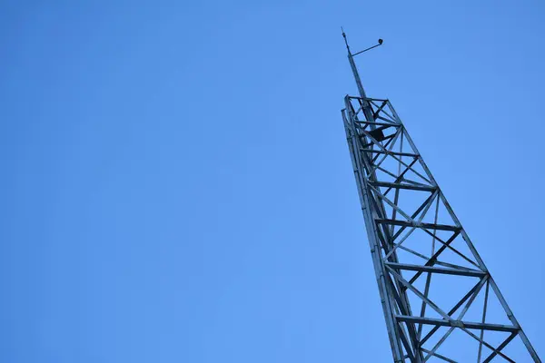 Ψηλός Και Σταθερός Πύργος Επικοινωνιών Μεταλλικών Κατασκευών — Φωτογραφία Αρχείου