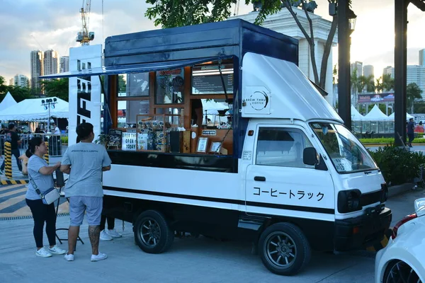 PASIG, PH - APR. 29 Nisan 2023 'te Filipinler, Pasig' de Nissan Festivali 'nde Suzuki Kei kahve minibüsü. Nissan Festivali, Filipinler 'de düzenlenen bir otomobil etkinliği..