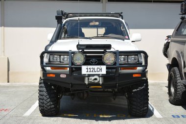 Pasay, PH - 6 Mayıs - Toyota kara kruvazörü 6 Mayıs 2023 tarihinde Pasay, Filipinler 'de. Toyota Grubu 20, Filipinler 'de düzenlenen bir otomobil yarışması..
