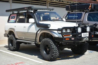 Pasay, PH - 6 Mayıs - Toyota kara kruvazörü 6 Mayıs 2023 tarihinde Pasay, Filipinler 'de. Toyota Grubu 20, Filipinler 'de düzenlenen bir otomobil yarışması..