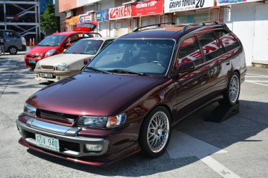 Pasay, PH - 6 Mayıs - Toyota Corolla, 6 Mayıs 2023 tarihinde Pasay, Filipinler 'de Toyota Grubu 20' de turneye çıktı. Toyota Grubu 20, Filipinler 'de düzenlenen bir otomobil yarışması..