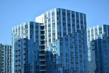 Pasay, PH - 6 Mayıs - 6 Mayıs 2023 Pasay, Filipinler 'de altı duyu konutları ön cephe ikamet etmektedir. Six Senses, Filipinler 'de Federal Topraklar tarafından geliştirilen bir konuttur..