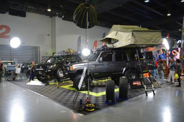 Pasay, PH - 21 Mayıs - Toyota kara kruvazörü 21 Mayıs 2023 tarihinde Pasay, Filipinler 'de Trans Sport Show' da. Trans Sport Show, Filipinler 'de düzenlenen yıllık bir pazarlama sonrası araba fuarıdır..