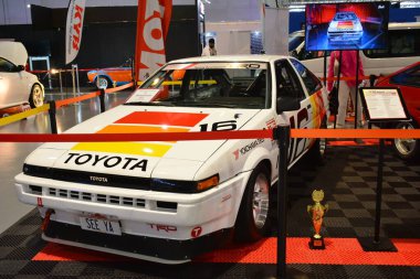 Pasay, PH - 21 Mayıs - Toyota corolla Trans Sport Show 'da 21 Mayıs 2023 tarihinde Pasay, Filipinler' de. Trans Sport Show, Filipinler 'de düzenlenen yıllık bir pazarlama sonrası araba fuarıdır..