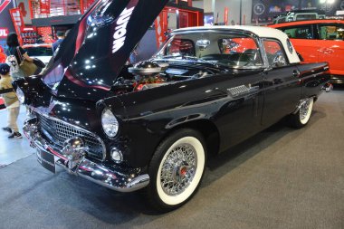 Pasay, PH - 21 Mayıs - Ford Thunderbird Trans Sport Show 'da 21 Mayıs 2023 tarihinde Pasay, Filipinler' de. Trans Sport Show, Filipinler 'de düzenlenen yıllık bir pazarlama sonrası araba fuarıdır..