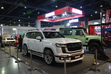 Pasay, PH - 21 Mayıs - Toyota kara kruvazörü 21 Mayıs 2023 tarihinde Pasay, Filipinler 'de Trans Sport Show' da. Trans Sport Show, Filipinler 'de düzenlenen yıllık bir pazarlama sonrası araba fuarıdır..