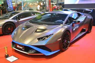 Pasay, PH - 21 Mayıs - Lamborghini huracan sto 21 Mayıs 2023 tarihinde Pasay, Filipinler 'de Trans Sport Show' da. Trans Sport Show, Filipinler 'de düzenlenen yıllık bir pazarlama sonrası araba fuarıdır..