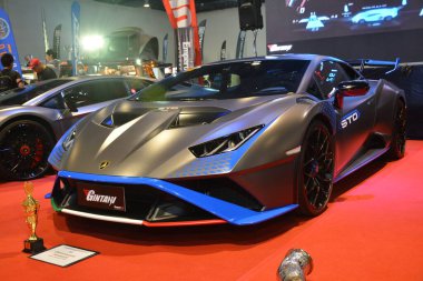 Pasay, PH - 21 Mayıs - Lamborghini huracan sto 21 Mayıs 2023 tarihinde Pasay, Filipinler 'de Trans Sport Show' da. Trans Sport Show, Filipinler 'de düzenlenen yıllık bir pazarlama sonrası araba fuarıdır..