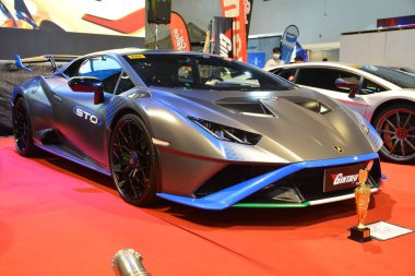 Pasay, PH - 21 Mayıs - Lamborghini huracan sto 21 Mayıs 2023 tarihinde Pasay, Filipinler 'de Trans Sport Show' da. Trans Sport Show, Filipinler 'de düzenlenen yıllık bir pazarlama sonrası araba fuarıdır..
