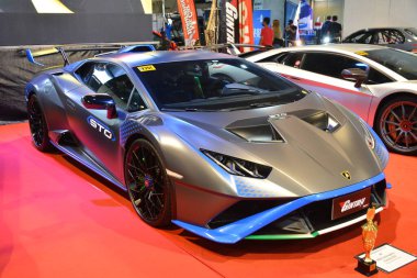 Pasay, PH - 21 Mayıs - Lamborghini huracan sto 21 Mayıs 2023 tarihinde Pasay, Filipinler 'de Trans Sport Show' da. Trans Sport Show, Filipinler 'de düzenlenen yıllık bir pazarlama sonrası araba fuarıdır..
