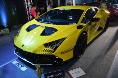Pasay, PH - 21 Mayıs - Lamborghini huracan sto 21 Mayıs 2023 tarihinde Pasay, Filipinler 'de Trans Sport Show' da. Trans Sport Show, Filipinler 'de düzenlenen yıllık bir pazarlama sonrası araba fuarıdır..