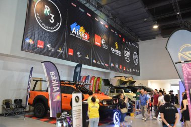 Pasay, PH - 21 Mayıs - R3 otomobil restorasyon standı, 21 Mayıs 2023 tarihinde Pasay, Filipinler 'de. Trans Sport Show, Filipinler 'de düzenlenen yıllık bir pazarlama sonrası araba fuarıdır..