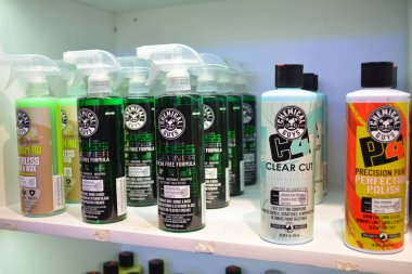 Pasay, PH - 21 Mayıs - 21 Mayıs 2023 'te Pasay, Filipinler' deki Trans Sport Show 'da Kimyasal Adam Ürünleri. Trans Sport Show, Filipinler 'de düzenlenen yıllık bir pazarlama sonrası araba fuarıdır..