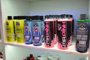 Pasay, PH - 21 Mayıs - Kimyasal adamlar 21 Mayıs 2023 tarihinde Pasay, Filipinler 'deki Trans Sport Show' da oto yıkama. Trans Sport Show, Filipinler 'de düzenlenen yıllık bir pazarlama sonrası araba fuarıdır..