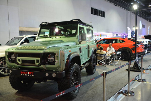 ПАСАЙ, PH - 21 мая - Защитник Land Rover на Trans Sport Show 21 мая 2023 года в Пасае, Филиппины. Trans Sport Show - ежегодное послепродажное автомобильное шоу на Филиппинах.