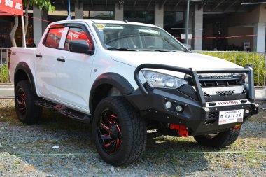 QUEZON CITY, PH - 14 Mayıs - Isuzu dmax 14 Mayıs 2023 tarihinde Quezon City, Filipinler 'de Bumper 2 Bumper araba fuarında. Bumper 2 Bumper, Filipinler 'de yapılan bir otomobil fuarıdır..