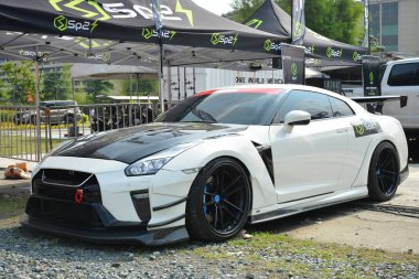 QUEZON CITY, PH - 14 Mayıs - Nissan gtr 14 Mayıs 2023 tarihinde Quezon City, Filipinler 'de Bumper 2 Bumper araba fuarında. Bumper 2 Bumper, Filipinler 'de yapılan bir otomobil fuarıdır..