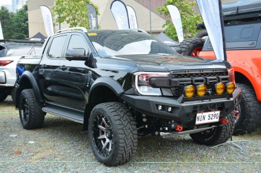 QUEZON CITY, PH - 14 Mayıs - Ford Ranger 14 Mayıs 2023 tarihinde Quezon City, Filipinler 'de Bumper 2 Bumper araba fuarında. Bumper 2 Bumper, Filipinler 'de yapılan bir otomobil fuarıdır..