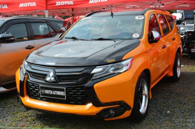 QUEZON CITY, PH - 14 Mayıs - Mitsubishi montero 14 Mayıs 2023 tarihinde Quezon City, Filipinler 'de Bumper 2 Bumper araba fuarında. Bumper 2 Bumper, Filipinler 'de yapılan bir otomobil fuarıdır..