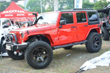 QUEZON CITY, PH - 14 Mayıs - Jeep Wrangler sınırsız rubicon 14 Mayıs 2023 tarihinde Quezon City, Filipinler 'de Bumper 2 Bumper araba fuarında. Bumper 2 Bumper, Filipinler 'de yapılan bir otomobil fuarıdır..