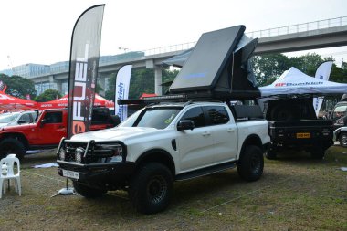 QUEZON CITY, PH - 14 Mayıs - Ford Ranger 14 Mayıs 2023 tarihinde Quezon City, Filipinler 'de Bumper 2 Bumper araba fuarında. Bumper 2 Bumper, Filipinler 'de yapılan bir otomobil fuarıdır..