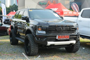 QUEZON CITY, PH - 14 Mayıs - Ford Ranger 14 Mayıs 2023 tarihinde Quezon City, Filipinler 'de Bumper 2 Bumper araba fuarında. Bumper 2 Bumper, Filipinler 'de yapılan bir otomobil fuarıdır..