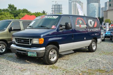 QUEZON CITY, PH - 14 Mayıs - Ford e150 minibüsü 14 Mayıs 2023 tarihinde Quezon City, Filipinler 'de Bumper 2 Bumper araba fuarında. Bumper 2 Bumper, Filipinler 'de yapılan bir otomobil fuarıdır..