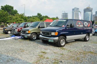 QUEZON CITY, PH - 14 Mayıs - Ford e150 minibüsü 14 Mayıs 2023 tarihinde Quezon City, Filipinler 'de Bumper 2 Bumper araba fuarında. Bumper 2 Bumper, Filipinler 'de yapılan bir otomobil fuarıdır..