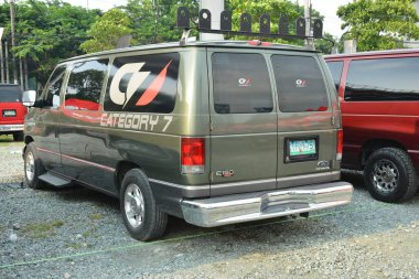 QUEZON CITY, PH - 14 Mayıs - Ford e150 minibüsü 14 Mayıs 2023 tarihinde Quezon City, Filipinler 'de Bumper 2 Bumper araba fuarında. Bumper 2 Bumper, Filipinler 'de yapılan bir otomobil fuarıdır..
