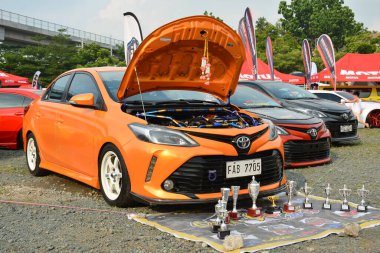 QUEZON CITY, PH - 14 Mayıs - Toyota vios 14 Mayıs 2023 tarihinde Quezon City, Filipinler 'de Bumper 2 Bumper araba fuarında. Bumper 2 Bumper, Filipinler 'de yapılan bir otomobil fuarıdır..