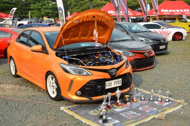 QUEZON CITY, PH - 14 Mayıs - Toyota vios 14 Mayıs 2023 tarihinde Quezon City, Filipinler 'de Bumper 2 Bumper araba fuarında. Bumper 2 Bumper, Filipinler 'de yapılan bir otomobil fuarıdır..