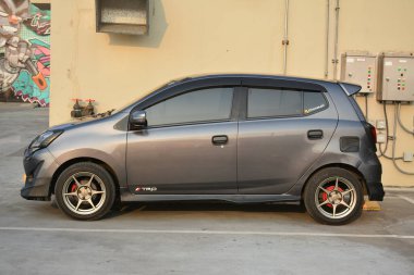 PARANAQUE, PH - APR 23 - Toyota wigo hatch kültür yaz buluşması 23 Nisan 2023 tarihinde Paranaque, Filipinler 'de. Kapak kültürü Filipinler 'de bir araba tanışma grubudur..