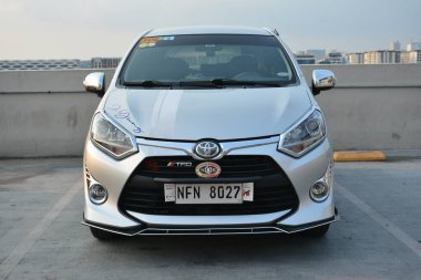 PARANAQUE, PH - APR 23 - Toyota wigo hatch kültür yaz buluşması 23 Nisan 2023 tarihinde Paranaque, Filipinler 'de. Kapak kültürü Filipinler 'de bir araba tanışma grubudur..