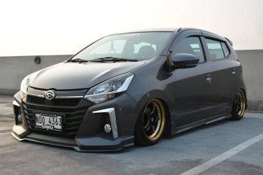 PARANAQUE, PH - APR 23 - Toyota wigo hatch kültür yaz buluşması 23 Nisan 2023 tarihinde Paranaque, Filipinler 'de. Kapak kültürü Filipinler 'de bir araba tanışma grubudur..