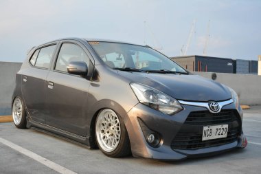 PARANAQUE, PH - APR 23 - Toyota wigo hatch kültür yaz buluşması 23 Nisan 2023 tarihinde Paranaque, Filipinler 'de. Kapak kültürü Filipinler 'de bir araba tanışma grubudur..